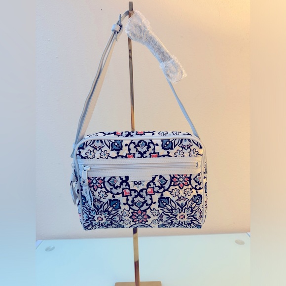 Vera Bradley Handbags - Gently used and preloved. 🥰😍 Casual Vera Bradley Medium Croossbody Bag